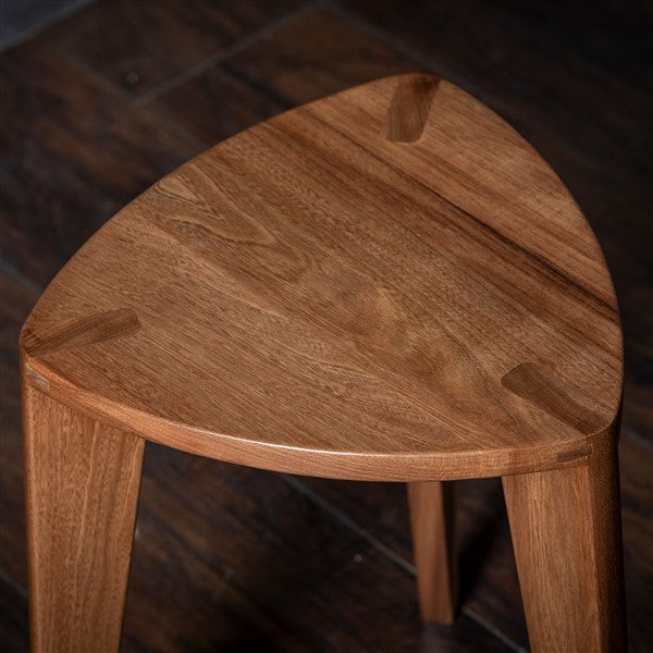 Nire - Sgabello in olmo con seduta piatta