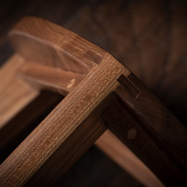 Nire - Sgabello in olmo con seduta piatta