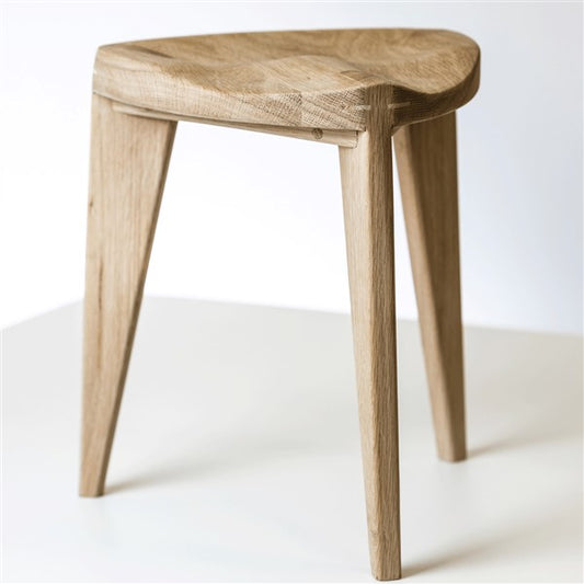 Oku Ho L - Sgabello in rovere con seduta intagliata