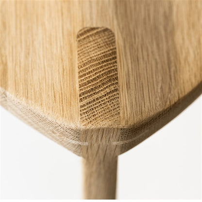 Oku Ho L - Sgabello in rovere con seduta intagliata