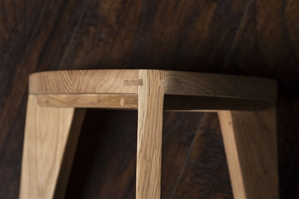 Nara Hira - Set di sgabelli a tre gambe in rovere