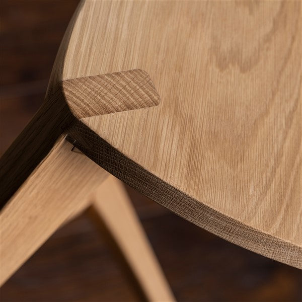 Sgabello da bar in legno di quercia con seduta piatta