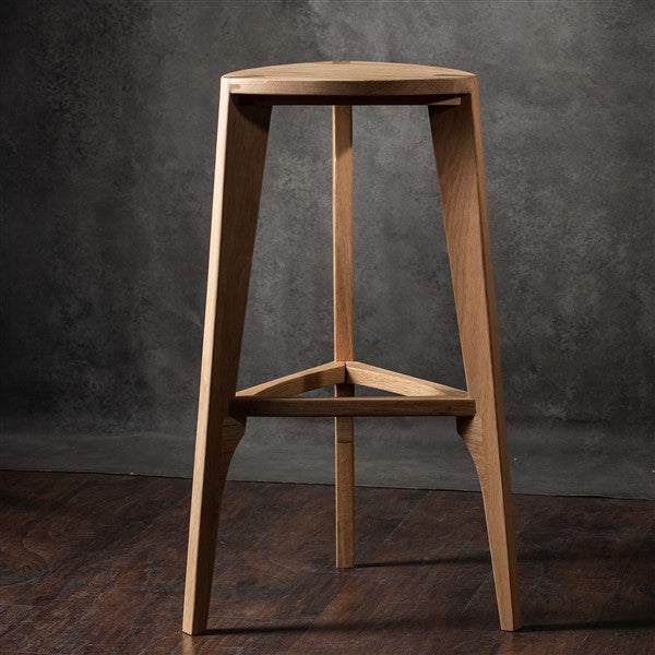 Sgabello da bar in legno di quercia con seduta piatta