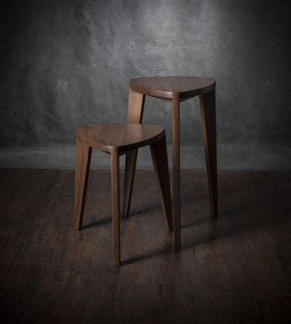 Tavolini laterali alti ad incastro Takai – Set di tavolini triangolari in noce evaporato fatti a mano, alti 18 e 24 pollici