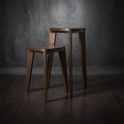 Tavolini laterali alti ad incastro Takai – Set di tavolini triangolari in noce evaporato fatti a mano, alti 18 e 24 pollici