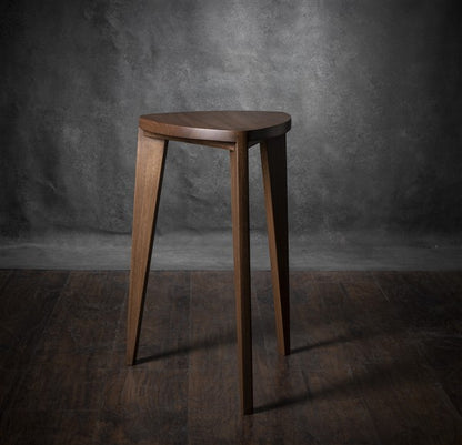 Tavolini laterali alti ad incastro Takai – Set di tavolini triangolari in noce evaporato fatti a mano, alti 18 e 24 pollici