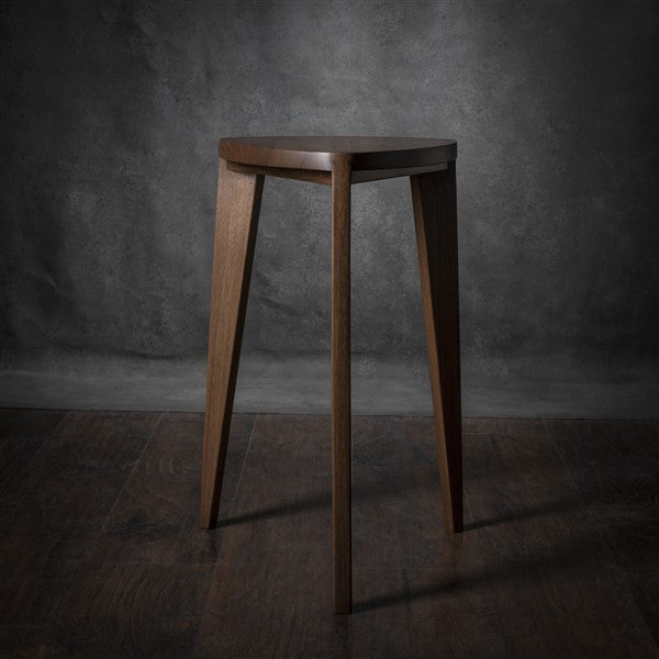 Tavolini laterali alti ad incastro Takai – Set di tavolini triangolari in noce evaporato fatti a mano, alti 18 e 24 pollici