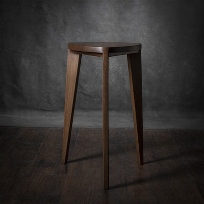 Tavolini laterali alti ad incastro Takai – Set di tavolini triangolari in noce evaporato fatti a mano, alti 18 e 24 pollici