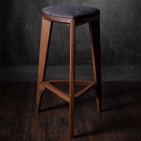 Terza Stoffa – Sgabello da bar in noce con seduta imbottita | Sgabello in legno massello fatto a mano | Sedia da bar minimalista