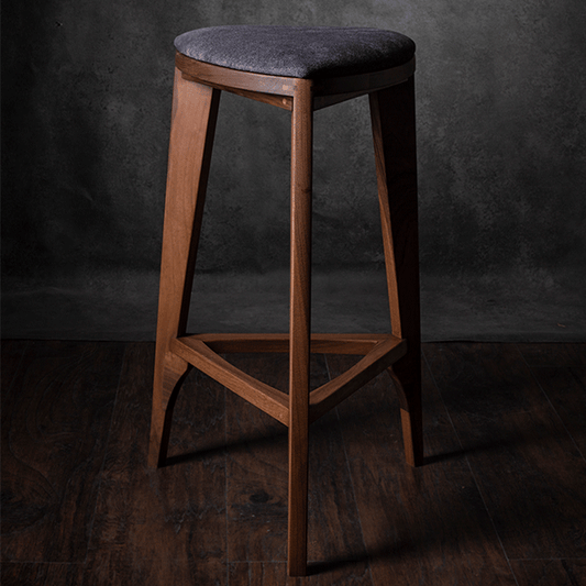 Terza Stoffa – Sgabello da bar in noce con seduta imbottita | Sgabello in legno massello fatto a mano | Sedia da bar minimalista