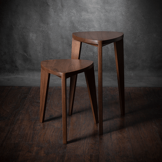 Tavolini laterali alti ad incastro Takai – Set di tavolini triangolari in noce evaporato fatti a mano, alti 18 e 24 pollici