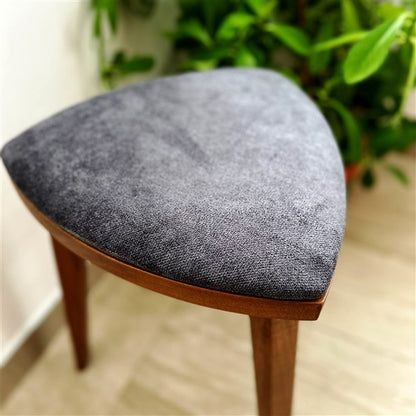 Yoru - Sgabello in noce fatto a mano con seduta imbottita - Sgabello da toeletta triangolare alto 18" - Mobili in legno minimalisti - Spedizione gratuita