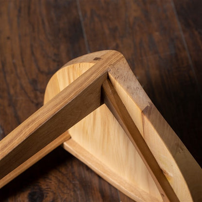 Sgabello a tre gambe in legno di noce europeo naturale bianco