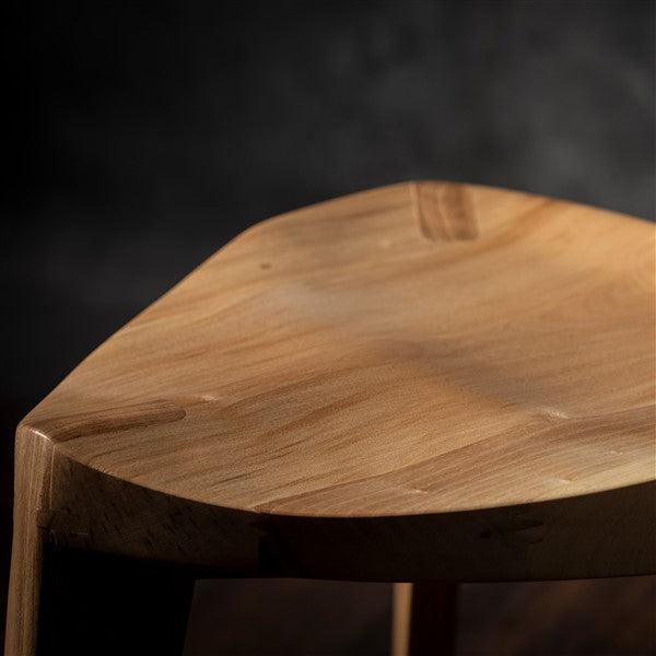 Sgabello a tre gambe in legno di noce europeo naturale bianco