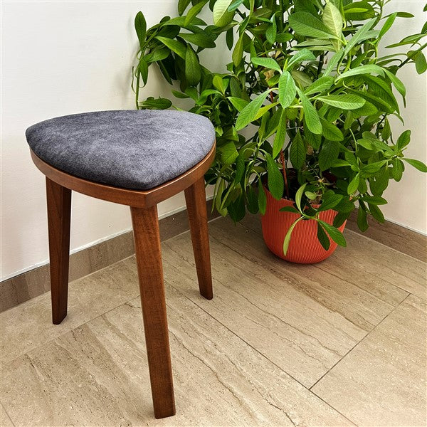 Yoru - Sgabello in noce fatto a mano con seduta imbottita - Sgabello da toeletta triangolare alto 18" - Mobili in legno minimalisti - Spedizione gratuita