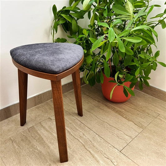 Yoru - Sgabello in noce fatto a mano con seduta imbottita - Sgabello da toeletta triangolare alto 18" - Mobili in legno minimalisti - Spedizione gratuita