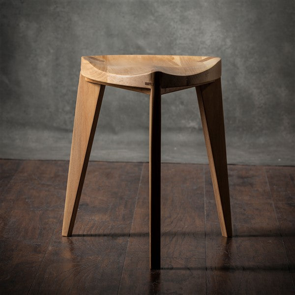 Sgabello a tre gambe in legno di noce europeo naturale bianco