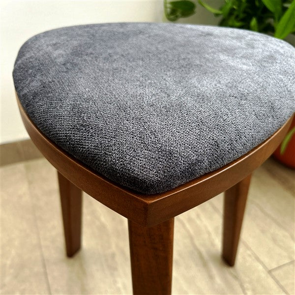 Yoru - Sgabello in noce fatto a mano con seduta imbottita - Sgabello da toeletta triangolare alto 18" - Mobili in legno minimalisti - Spedizione gratuita