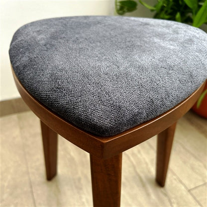 Yoru - Sgabello in noce fatto a mano con seduta imbottita - Sgabello da toeletta triangolare alto 18" - Mobili in legno minimalisti - Spedizione gratuita