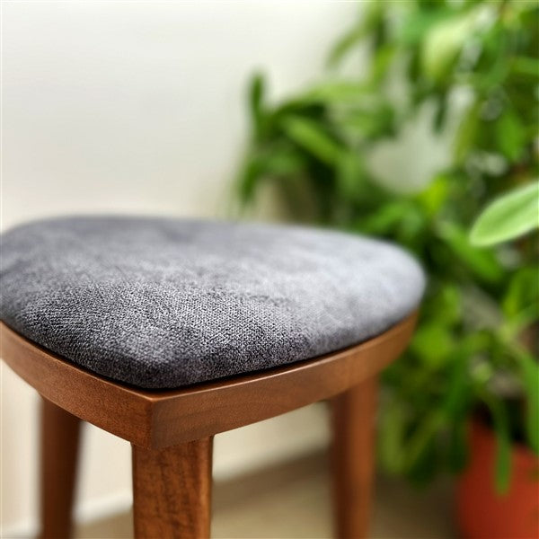 Yoru - Sgabello in noce fatto a mano con seduta imbottita - Sgabello da toeletta triangolare alto 18" - Mobili in legno minimalisti - Spedizione gratuita