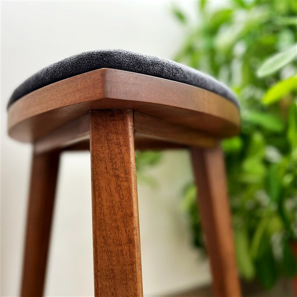 Yoru - Sgabello in noce fatto a mano con seduta imbottita - Sgabello da toeletta triangolare alto 18" - Mobili in legno minimalisti - Spedizione gratuita