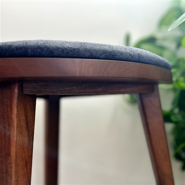 Yoru - Sgabello in noce fatto a mano con seduta imbottita - Sgabello da toeletta triangolare alto 18" - Mobili in legno minimalisti - Spedizione gratuita