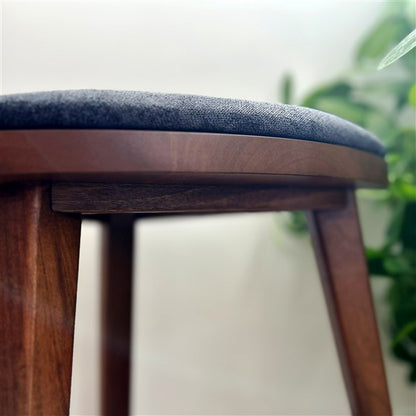 Yoru - Sgabello in noce fatto a mano con seduta imbottita - Sgabello da toeletta triangolare alto 18" - Mobili in legno minimalisti - Spedizione gratuita