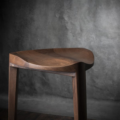 Terza XL - Elegante sgabello da bar in noce con seduta intagliata