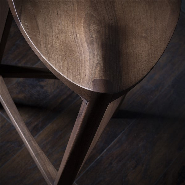 Terza XL - Elegante sgabello da bar in noce con seduta intagliata