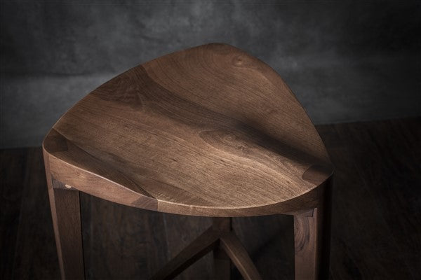 Terza XL - Elegante sgabello da bar in noce con seduta intagliata