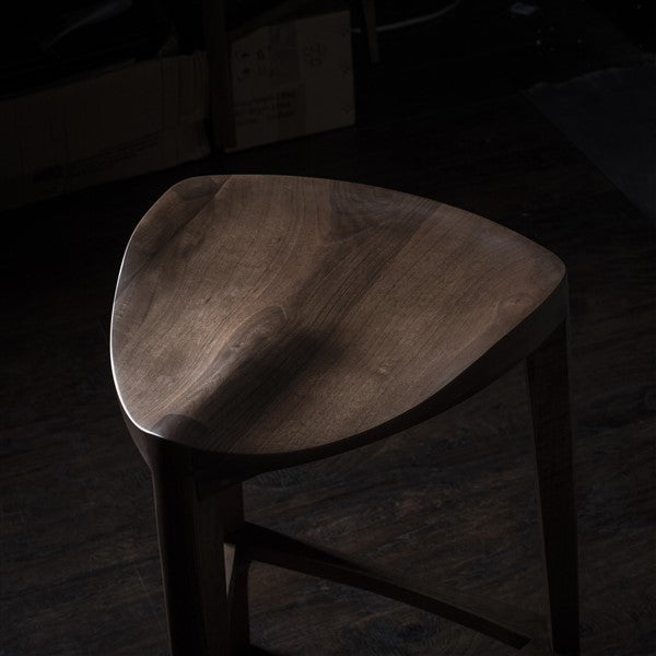 Terza XL - Elegante sgabello da bar in noce con seduta intagliata