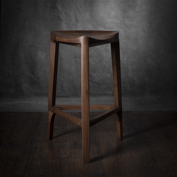 Terza XL - Elegante sgabello da bar in noce con seduta intagliata