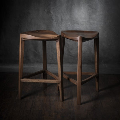 Terza XL - Elegante sgabello da bar in noce con seduta intagliata