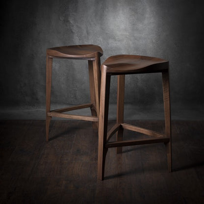 Terza XL - Elegante sgabello da bar in noce con seduta intagliata