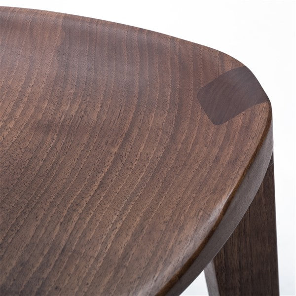 Terza XL - Elegante sgabello da bar in noce con seduta intagliata e poggiapiedi