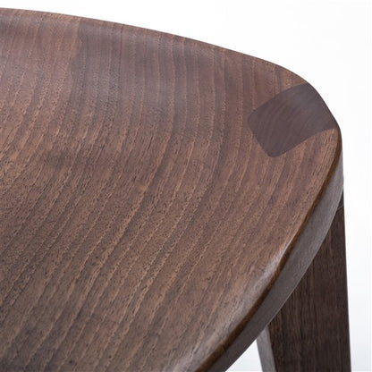 Terza XL - Elegante sgabello da bar in noce con seduta intagliata e poggiapiedi