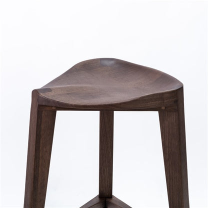 Terza XL - Elegante sgabello da bar in noce con seduta intagliata e poggiapiedi