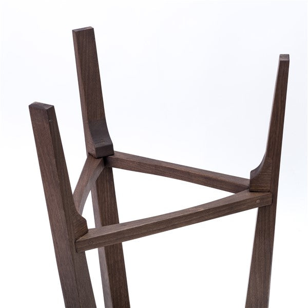 Terza XL - Elegante sgabello da bar in noce con seduta intagliata e poggiapiedi