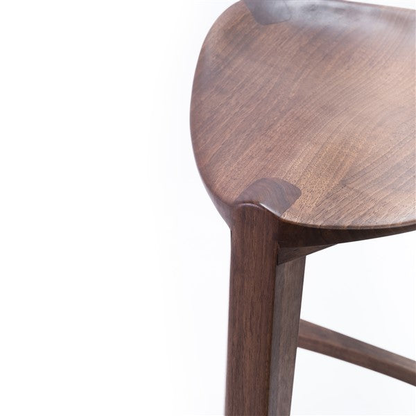 Terza XL - Elegante sgabello da bar in noce con seduta intagliata e poggiapiedi