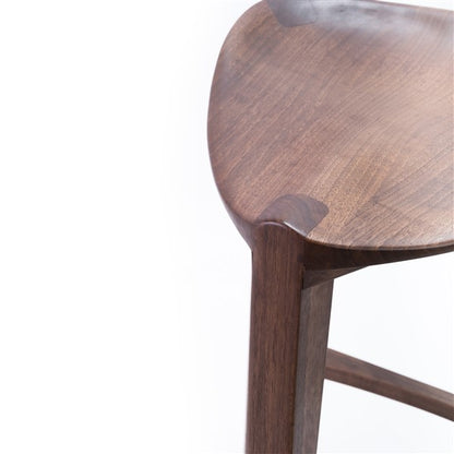 Terza XL - Elegante sgabello da bar in noce con seduta intagliata e poggiapiedi