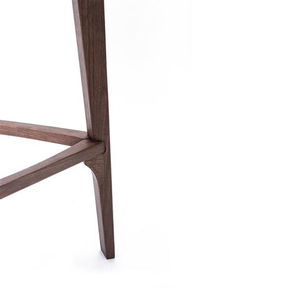 Terza XL - Elegante sgabello da bar in noce con seduta intagliata e poggiapiedi