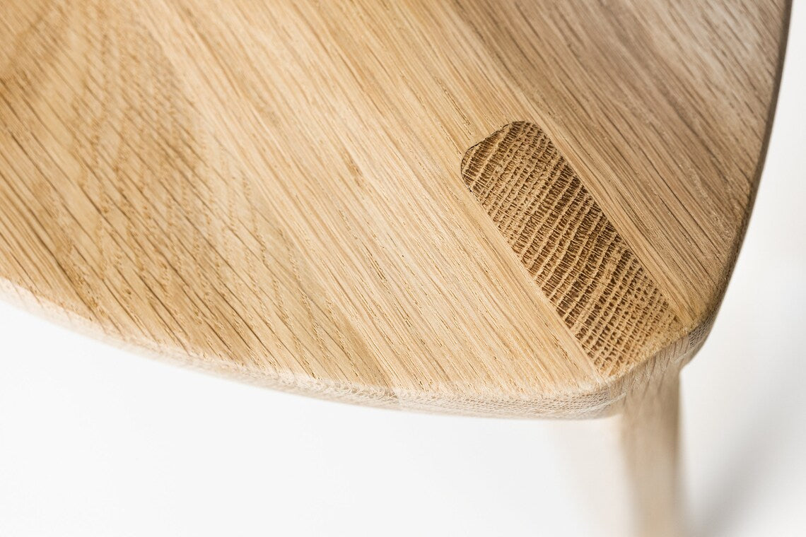 Oku Ho L - Sgabello in rovere con seduta intagliata