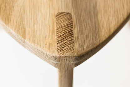 Oku Ho L - Sgabello in rovere con seduta intagliata