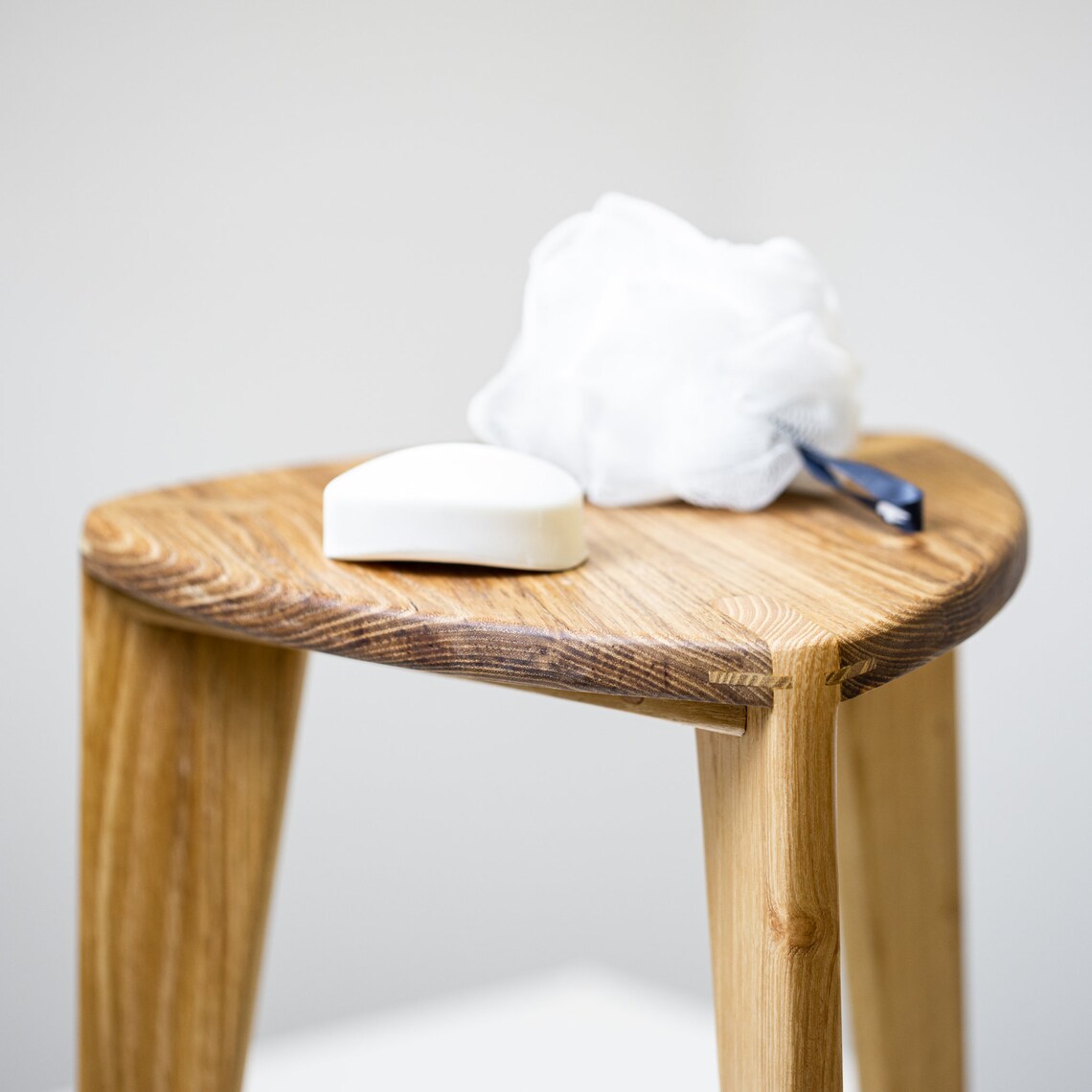 Nise Heimen M45 - Sgabello a tre gambe in acacia