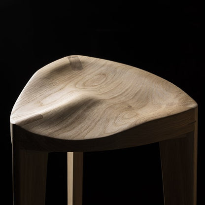 Oku Ho L - Sgabello in rovere con seduta intagliata
