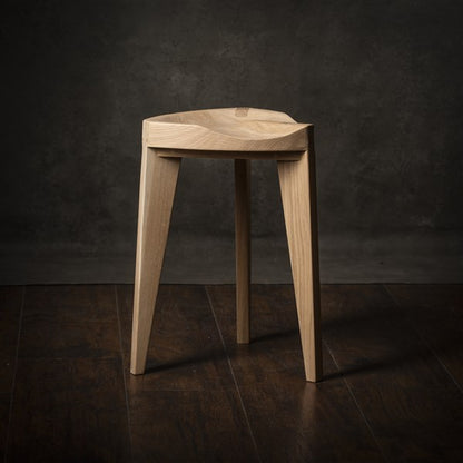 Oku Ho M - Sgabello in rovere con seduta intagliata