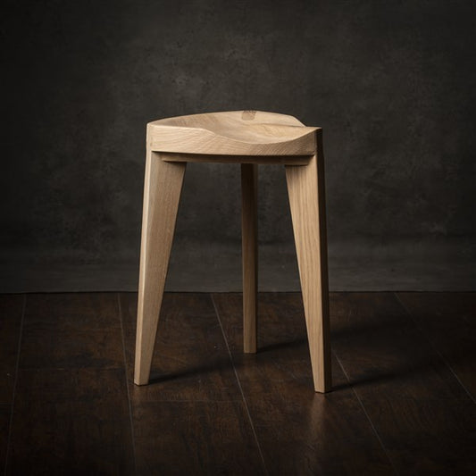 Oku Ho M - Sgabello in rovere con seduta intagliata