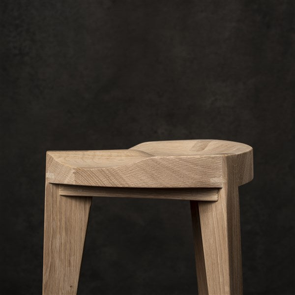 Oku Ho M - Sgabello in rovere con seduta intagliata