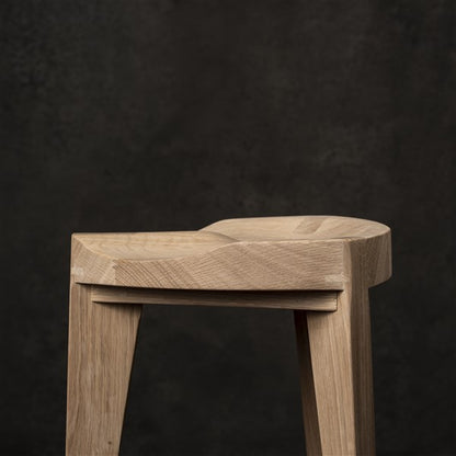 Oku Ho M - Sgabello in rovere con seduta intagliata