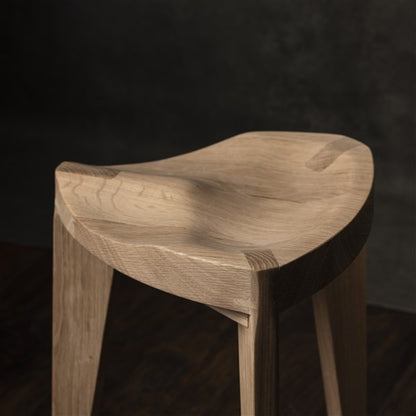 Oku Ho M - Sgabello in rovere con seduta intagliata